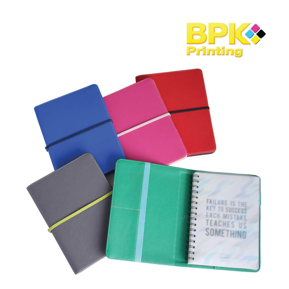 สมุดโน้ตปกหนังหลากสี พร้อมสายรัดยางยืด พิมพ์คุณภาพจากโรงพิมพ์ BPK Printing เหมาะสำหรับเป็นของแจกองค์กร ของชำร่วย หรือของขวัญที่ใช้งานได้จริง พิมพ์โลโก้หรือข้อความตามต้องการได้