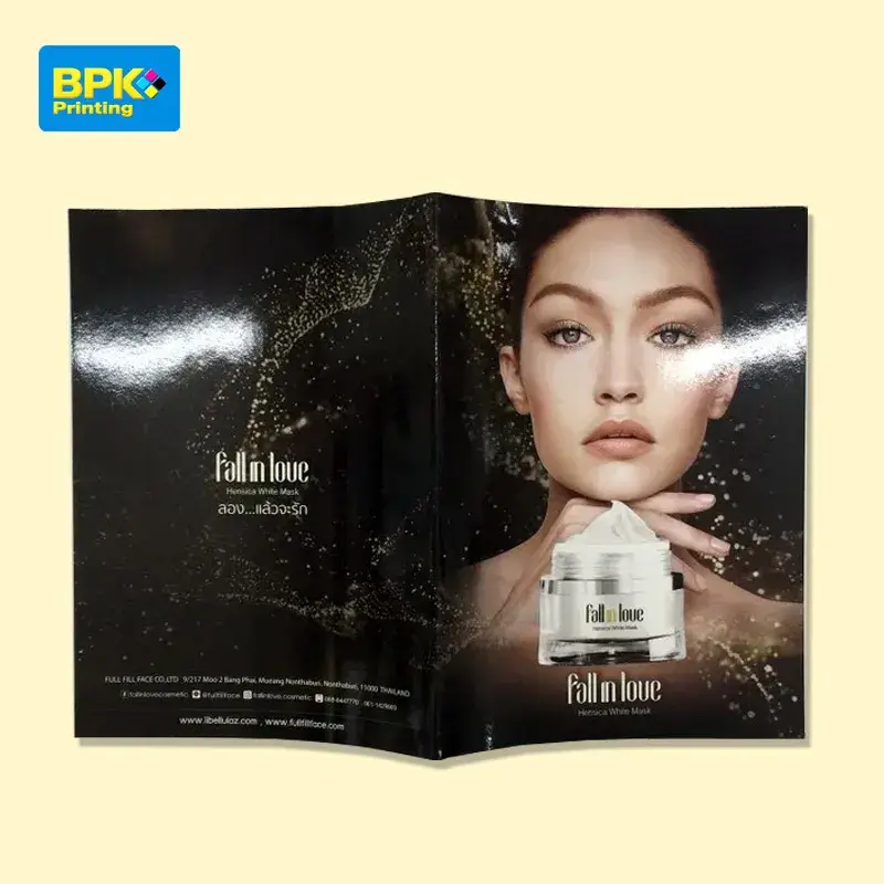 โบรชัวร์เคลือบเงาของผลิตภัณฑ์ Fall in Love Hensica White Mask โดยบริษัท Full Fill Face Co., Ltd. มีภาพหน้าผู้หญิงผิวเนียนสวยและกระปุกครีมอยู่ด้านหน้า พื้นหลังสีดำตกแต่งด้วยละอองสีทอง พร้อมคำโปรยภาษาไทยว่า 'ลอง...แล้วจะรัก