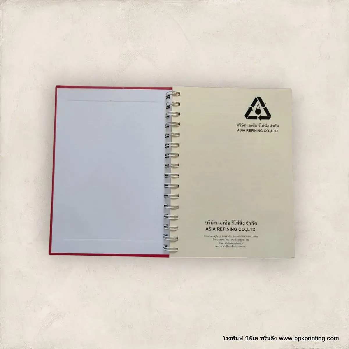สมุดโน้ตปกแข็งเข้าเล่มห่วงโลหะ พร้อมพิมพ์โลโก้บริษัท Asia Refining Co., Ltd. บนกระดาษด้านใน เหมาะสำหรับใช้งานในองค์กรหรือเป็นของที่ระลึกทางธุรกิจ ผลิตด้วยงานพิมพ์คุณภาพสูงโดยโรงพิมพ์ BPK Printing