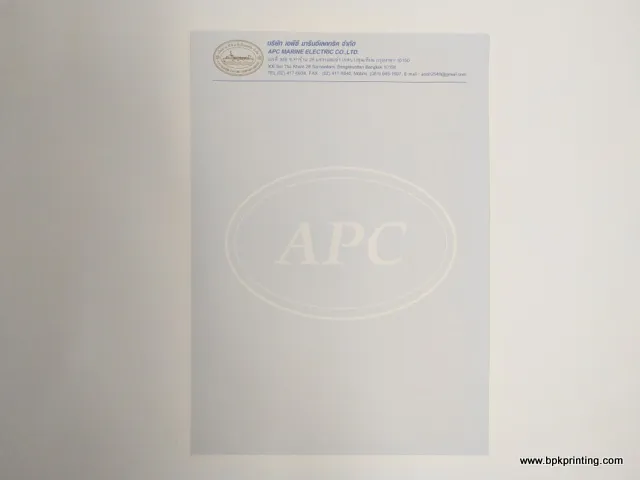 กระดาษหัวจดหมายของบริษัท APC MARINE ELECTRIC CO., LTD. พิมพ์โลโก้และข้อมูลบริษัทบริเวณหัวกระดาษ พร้อมลายน้ำโลโก้ “APC” ตรงกลางแผ่น สื่อถึงความเป็นทางการและความน่าเชื่อถือ ผลิตโดยโรงพิมพ์บีพีเค พริ้นติ้ง (BPK Printing) โรงพิมพ์ครบวงจรที่เชี่ยวชาญด้านการพิมพ์กระดาษหัวจดหมายสำหรับองค์กรและธุรกิจทุกประเภทด้วยคุณภาพระดับมืออาชีพ