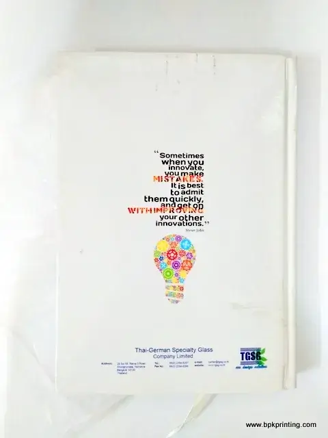 สมุดโน้ตปกหลัง SmartThink 2013 จากบริษัท Thai-German Specialty Glass (TGSG) พิมพ์ลายหลอดไฟพร้อมคำคมสร้างแรงบันดาลใจด้านนวัตกรรม เหมาะสำหรับองค์กรและงานประชุม ผลิตโดยโรงพิมพ์ BPK Printing รับผลิตสมุดโน้ตคุณภาพสูงตามความต้องการลูกค้า