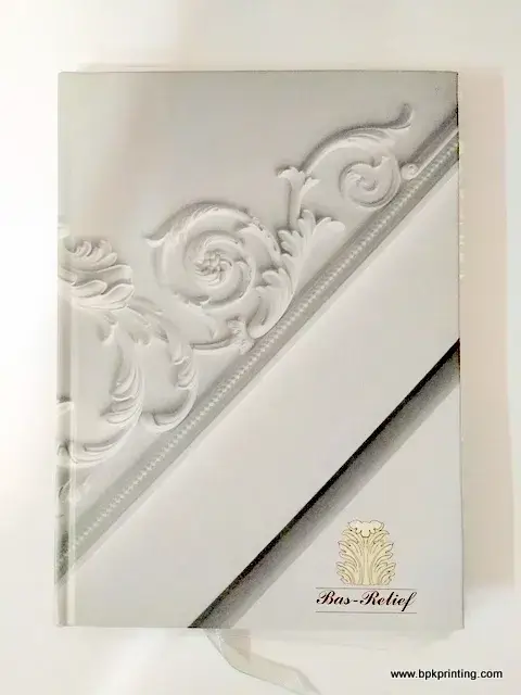 สมุดโน้ตปกแข็งลายหลุยส์หรูหรา Bas-Relief เหมาะสำหรับงานตกแต่งภายในและธุรกิจออกแบบ พิมพ์ด้วยเทคนิคพิเศษเสมือนลายนูนจริง ผลิตโดยโรงพิมพ์ BPK Printing ผู้เชี่ยวชาญด้านงานพิมพ์คุณภาพระดับพรีเมียม