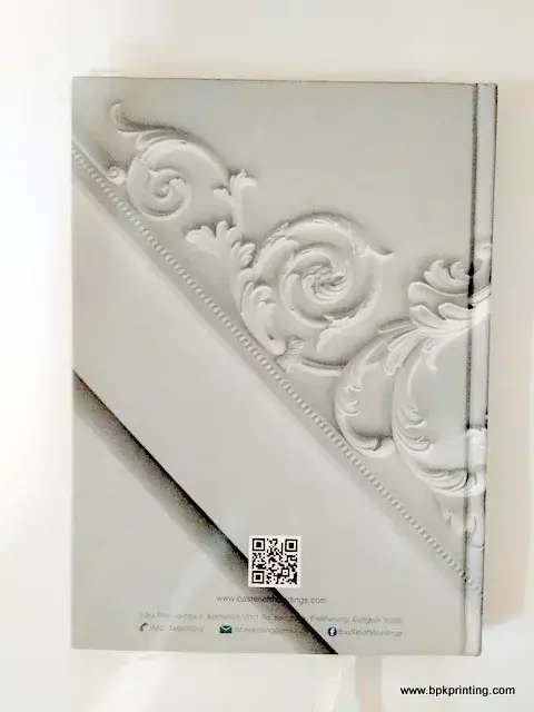 สมุดโน้ตปกแข็งลายหลุยส์ด้านหลัง Bas-Relief ดีไซน์หรูหราเหมาะสำหรับธุรกิจออกแบบตกแต่งภายใน พิมพ์ด้วยระบบคุณภาพสูงจากโรงพิมพ์ BPK Printing รองรับงานพิมพ์ลวดลายพิเศษและแบรนด์องค์กรอย่างมืออาชีพ
