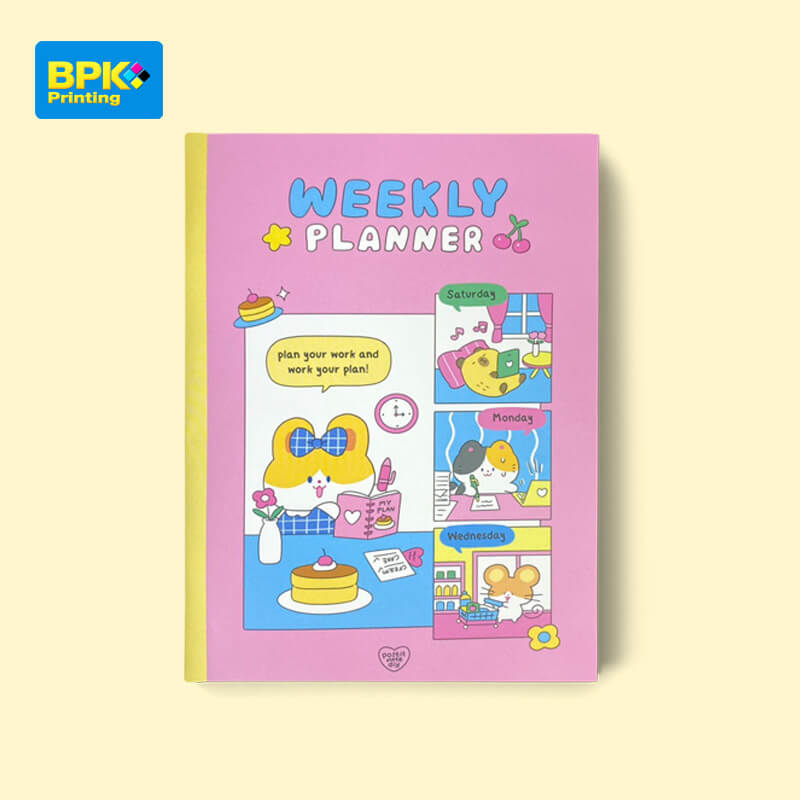 สมุดแพลนเนอร์รายสัปดาห์ปกสีชมพูพาสเทลลายน่ารัก ออกแบบสำหรับวางแผนงานประจำวัน พิมพ์ด้วยคุณภาพสูงโดยโรงพิมพ์ BPK Printing รับพิมพ์สมุดแพลนเนอร์พร้อมออกแบบตามความต้องการของลูกค้า