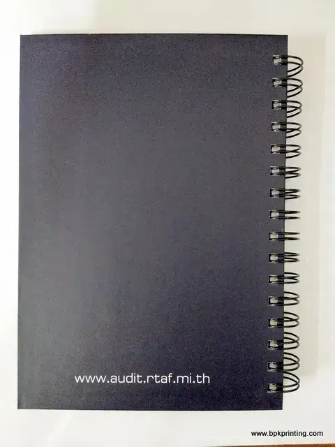 สมุดโน้ตปกหลังสีกรมท่าเข้มเรียบหรู พิมพ์เว็บไซต์ www.audit.rtaf.mi.th สำหรับสำนักงานตรวจสอบภายในกองทัพอากาศ เย็บห่วงโลหะแข็งแรงทนทาน เหมาะกับการใช้งานประจำวันหรือเป็นของที่ระลึกในงานราชการ โรงพิมพ์ BPK Printing รับผลิตสมุดโน้ตพร้อมสกรีนโลโก้ เว็บไซต์ และข้อความเฉพาะขององค์กร ด้วยระบบพิมพ์คุณภาพสูงครบวงจร