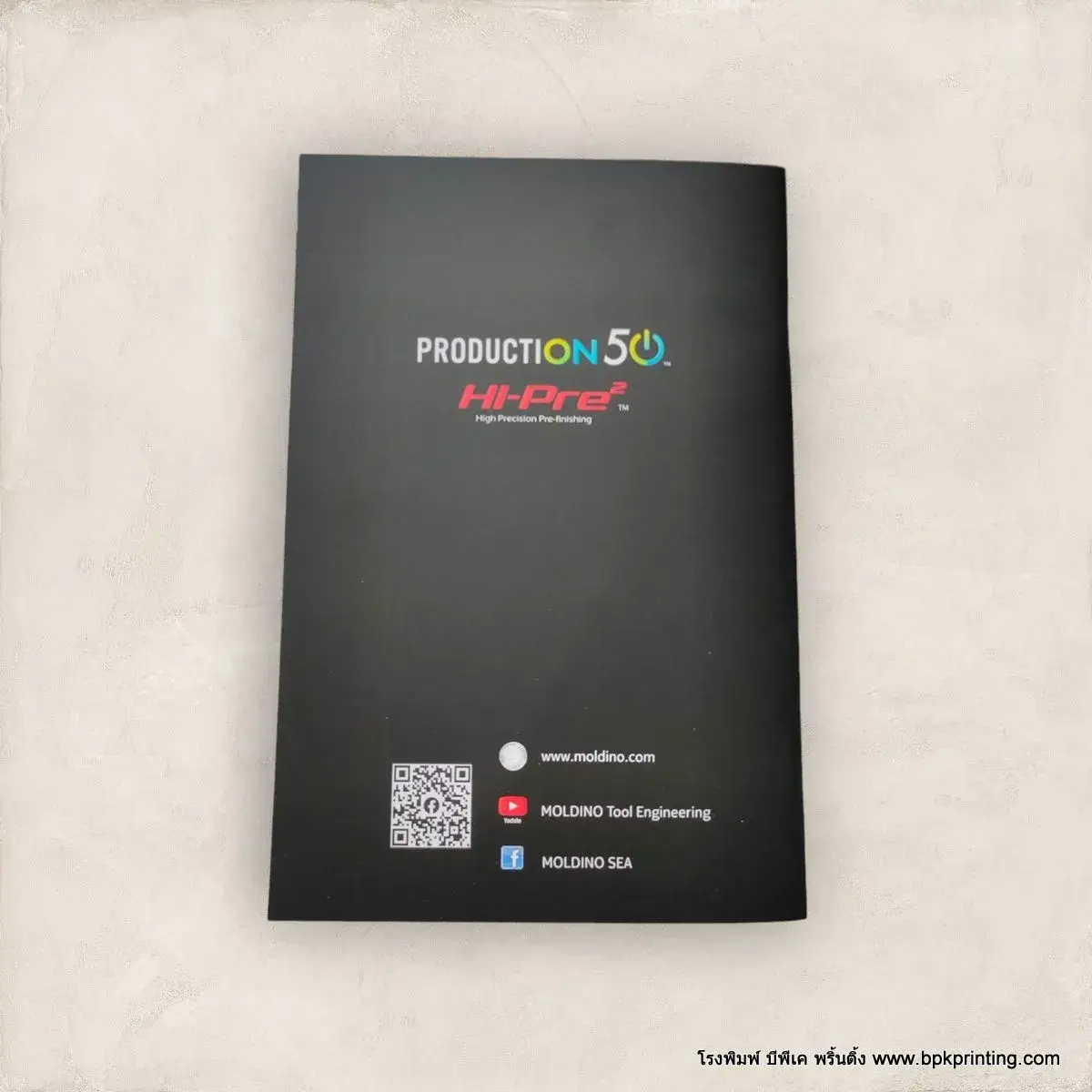 สมุดโน้ตพรีเมียมปกดำแบรนด์ MOLDINO พิมพ์โลโก้ Production 50 และ Hi-Pre² พร้อม QR Code และช่องทางโซเชียลมีเดีย เหมาะสำหรับแจกในงานสัมมนาหรือกิจกรรมองค์กร โรงพิมพ์ BPK Printing รับพิมพ์สมุดโน้ตและสิ่งพิมพ์องค์กรครบวงจร งานคุณภาพสูง ส่งตรงตามเวลาที่นัดหมาย
