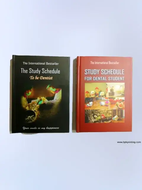 หนังสือ The Study Schedule สำหรับนักศึกษาทันตแพทย์ ปกแข็งพิมพ์ 4 สี ดีไซน์สวยงามเหมาะสำหรับการจดตารางเรียน ตารางสอบ หรือบันทึกการเรียนรู้ ผลิตด้วยคุณภาพมาตรฐานโดยโรงพิมพ์ BPK Printing รองรับงานพิมพ์หนังสือเฉพาะทางทุกประเภท