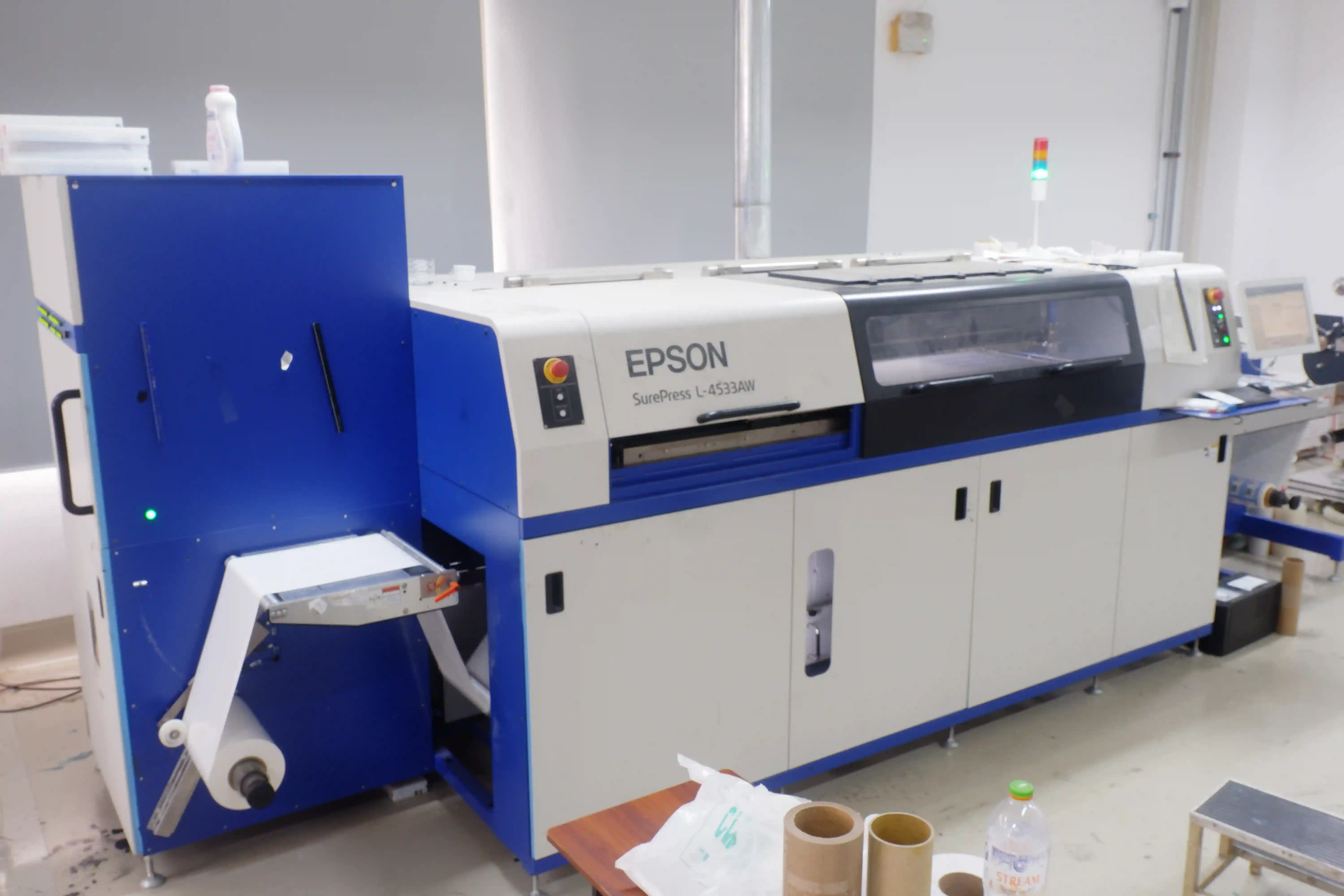 เครื่องพิมพ์สติ๊กเกอร์ Epson SurePress โรงพิมพ์บีพีเค พริ้นติ้ง ใช้เทคโนโลยีพิมพ์ฉลากและสติ๊กเกอร์ม้วนคุณภาพสูง สีคมชัด ทนทาน รองรับงานสติ๊กเกอร์ทุกประเภท