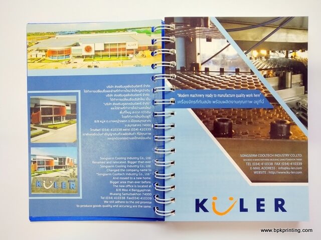 ตัวอย่างงานพิมพ์สมุดโน้ตเข้าเล่มห่วงโลโก้ KULER พร้อมภาพแนะนำบริษัท Songserm Cooltech Industry Co., Ltd. และภาพโรงงาน เครื่องจักรทันสมัย พิมพ์ด้วยเทคนิคคุณภาพสูงโดยโรงพิมพ์ BPK Printing เหมาะสำหรับใช้ประชาสัมพันธ์องค์กรหรือแจกในงานแสดงสินค้า