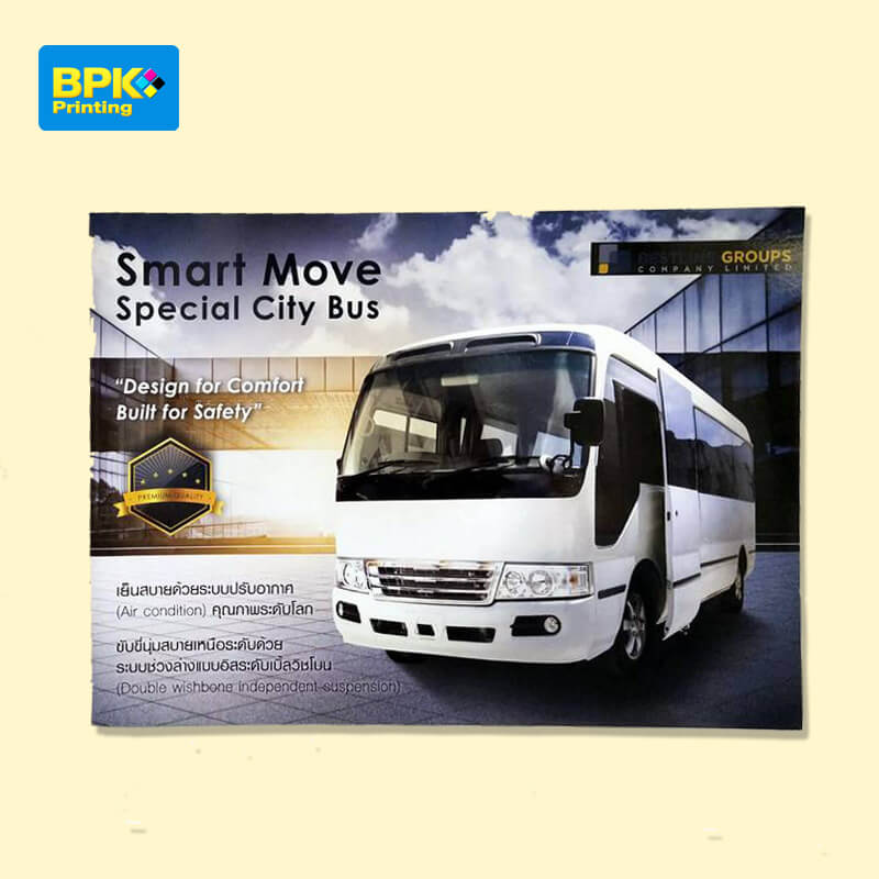 โบรชัวร์โปรโมทรถมินิบัส Smart Move Special City Bus สีขาว จอดหน้าตึกกระจก พร้อมข้อความแสดงจุดเด่นเรื่องความปลอดภัยและความสะดวกสบาย
