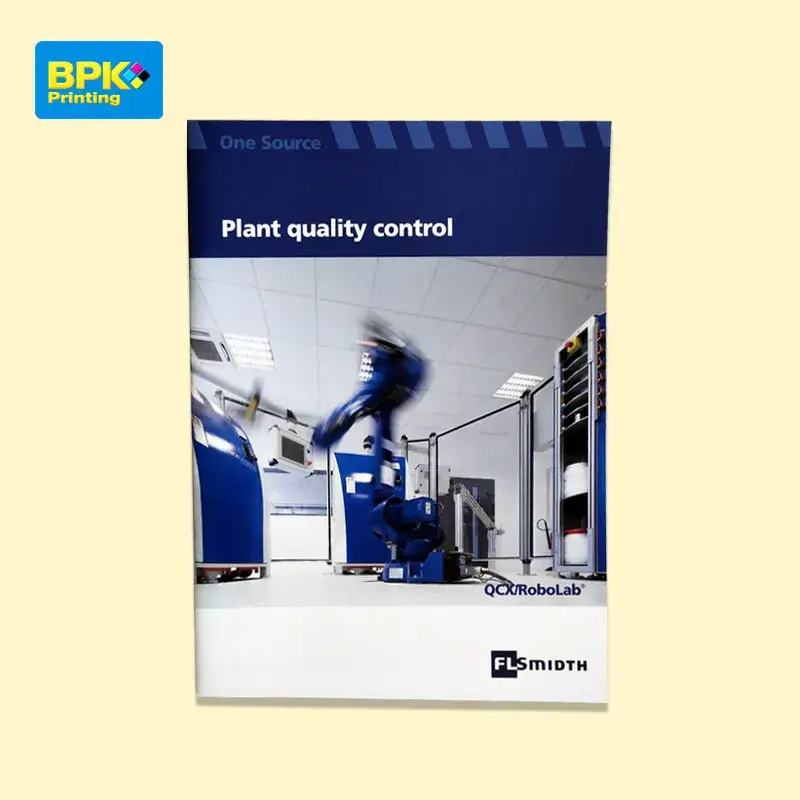 หน้าปกโบรชัวร์ Plant Quality Control ของบริษัท FLSmidth แสดงหุ่นยนต์ในห้องแลปอัตโนมัติ QCX/RoboLab พิมพ์โดยบีพีเค พริ้นติ้ง สำหรับงานควบคุมคุณภาพโรงงานอุตสาหกรรม