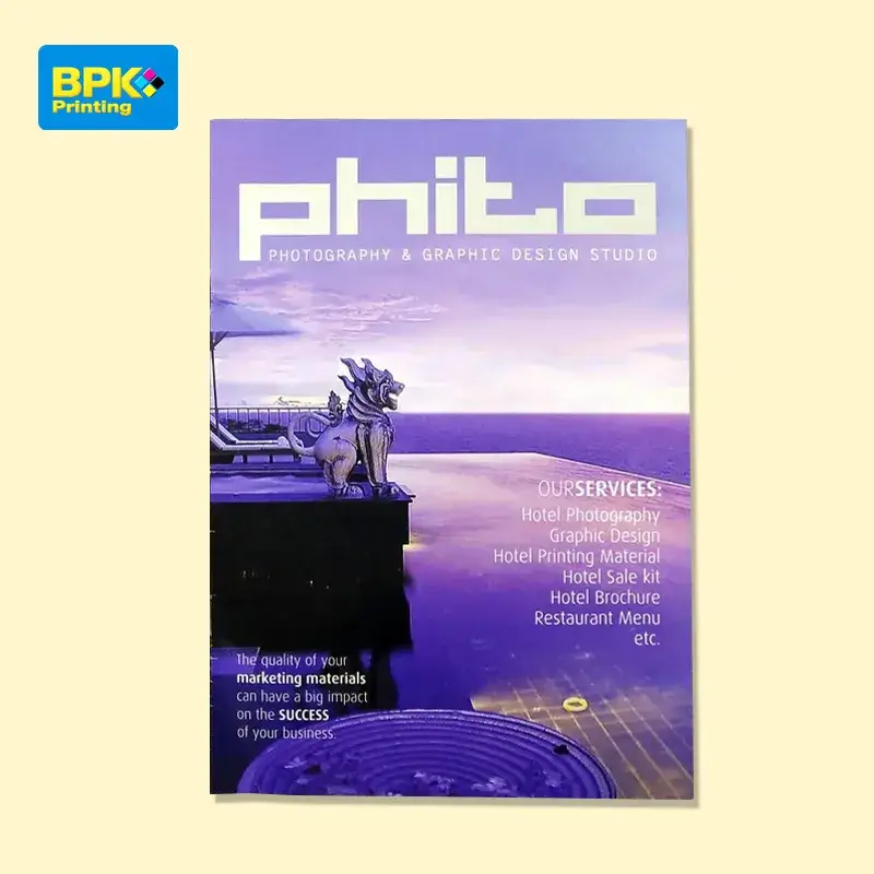 หน้าปกโบรชัวร์ของสตูดิโอถ่ายภาพและออกแบบกราฟิก phito แสดงภาพวิวสระว่ายน้ำอินฟินิตี้ริมทะเล พร้อมบริการต่าง ๆ เช่น การถ่ายภาพโรงแรม ออกแบบกราฟิก วัสดุสิ่งพิมพ์สำหรับโรงแรม และเมนูร้านอาหาร