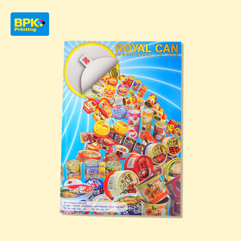 หน้าปกแคตตาล็อกบริษัท Royal Can Industries Co., Ltd. พิมพ์โดยบีพีเค พริ้นติ้ง แสดงภาพผลิตภัณฑ์กระป๋องหลากหลายชนิดสำหรับอาหารและเครื่องดื่ม บนพื้นหลังกราฟิกสีฟ้าสดใส