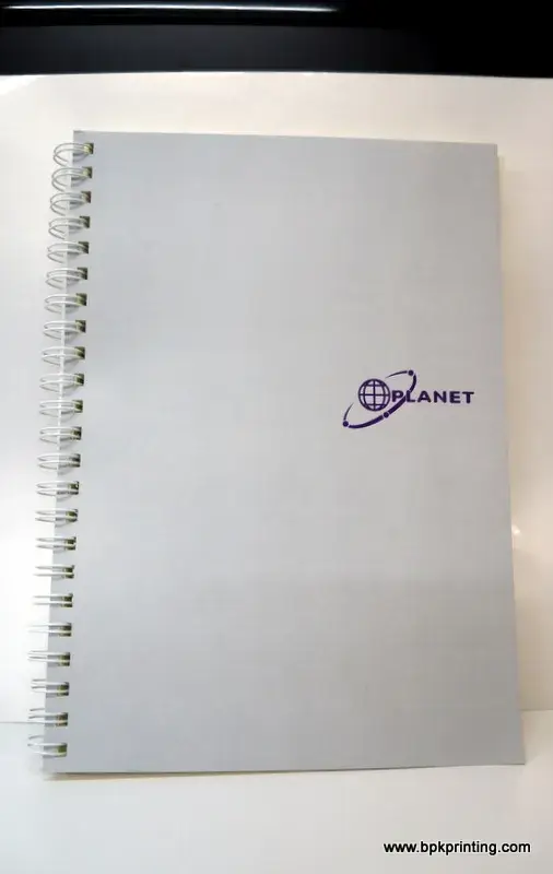 สมุดโน้ตเย็บห่วงขนาดกลาง พิมพ์โลโก้ PLANET บนปกหน้าสีขาวเรียบหรู เหมาะสำหรับใช้งานในองค์กรหรือเป็นของแจกงานสัมมนา โรงพิมพ์ BPK Printing รับผลิตสมุดโน้ตสั่งทำพร้อมโลโก้และดีไซน์ตามต้องการ เหมาะสำหรับงานส่งเสริมการตลาดและสร้างภาพลักษณ์มืออาชีพ