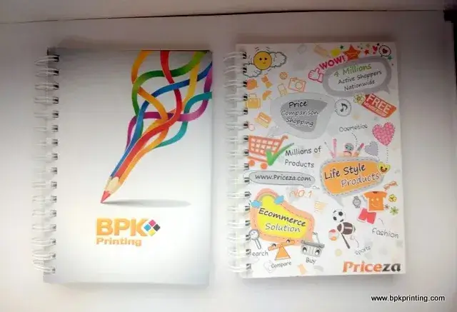 สมุดโน้ตปกพลาสติกใสเข้าเล่มแบบสันห่วงพิมพ์ลายบริษัท BPK Printing และ Priceza ออกแบบสดใสน่าสนใจ เหมาะสำหรับใช้ในงานส่งเสริมการขาย ของที่ระลึก หรือแจกในกิจกรรมองค์กรจากโรงพิมพ์ครบวงจรคุณภาพสูง