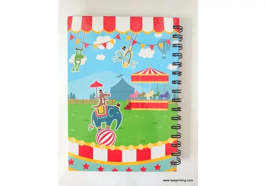 สมุดโน้ตลายการ์นิวัลสีสันสดใส เข้าเล่มแบบสันห่วง เหมาะสำหรับเด็กและกิจกรรมสร้างสรรค์ ผลิตโดยโรงพิมพ์ BPK Printing ที่มีบริการออกแบบและพิมพ์สมุดโน้ตตามสั่งคุณภาพสูง