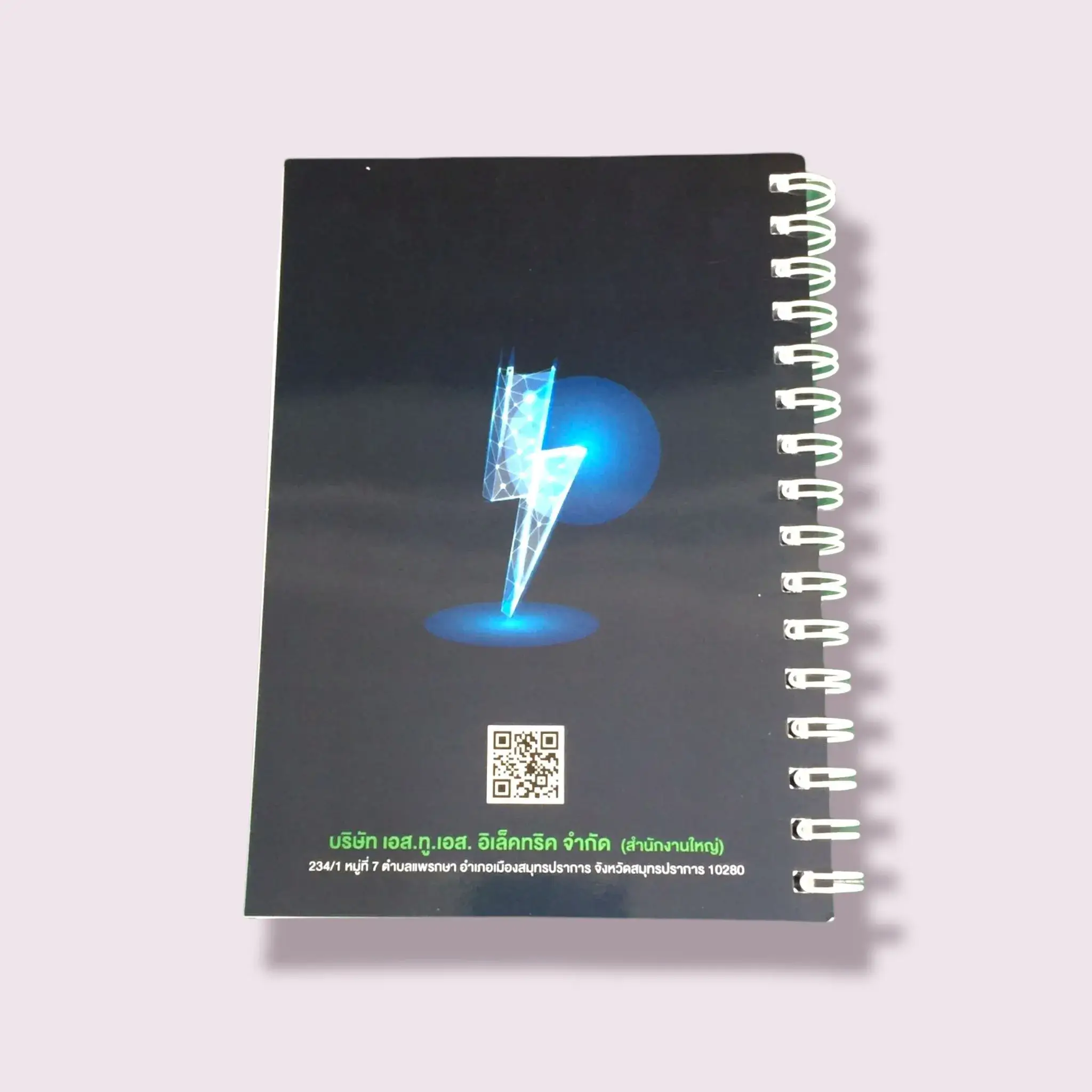 สมุดโน้ตสันห่วงพิมพ์โลโก้และกราฟิกสายฟ้าไฟฟ้าบนปกหลังสำหรับบริษัท S2S Electric พร้อมที่อยู่และคิวอาร์โค้ดด้านล่าง ออกแบบโดดเด่นเหมาะกับธุรกิจไฟฟ้า โรงพิมพ์ BPK Printing รับผลิตสมุดโน้ตองค์กร พิมพ์โลโก้และดีไซน์เฉพาะบริษัทคุณด้วยคุณภาพระดับมืออาชีพ