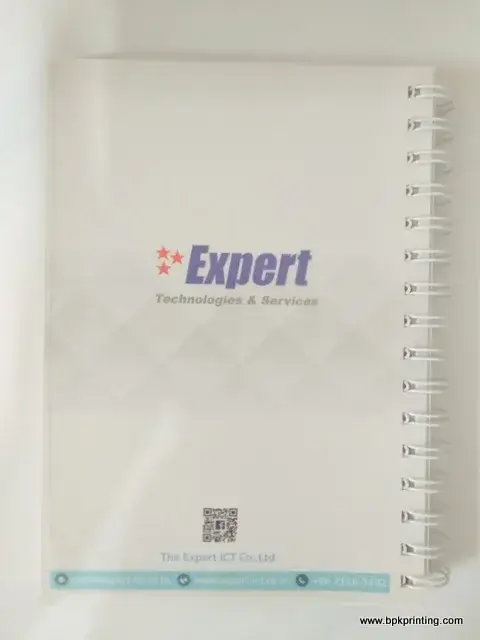 สมุดโน้ตปกใสเข้าเล่มห่วง พิมพ์โลโก้ Expert Technologies & Services พร้อมคิวอาร์โค้ดและข้อมูลติดต่อบริษัท เหมาะสำหรับใช้งานในองค์กรหรือแจกเป็นของที่ระลึกทางธุรกิจ โรงพิมพ์ BPK Printing รับผลิตสมุดโน้ตตามแบบของลูกค้า พิมพ์โลโก้คมชัด งานพรีเมียมพร้อมบริการครบวงจร