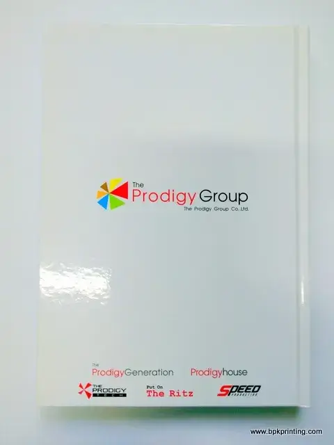 สมุดโน้ตปกแข็งพิมพ์โลโก้ The Prodigy Group ด้วยเทคนิคเคลือบเงาอย่างประณีต พิมพ์โดยโรงพิมพ์ BPK Printing เหมาะสำหรับงานส่งเสริมภาพลักษณ์องค์กร สร้างแบรนด์ และใช้เป็นของขวัญพรีเมียมระดับมืออาชีพ