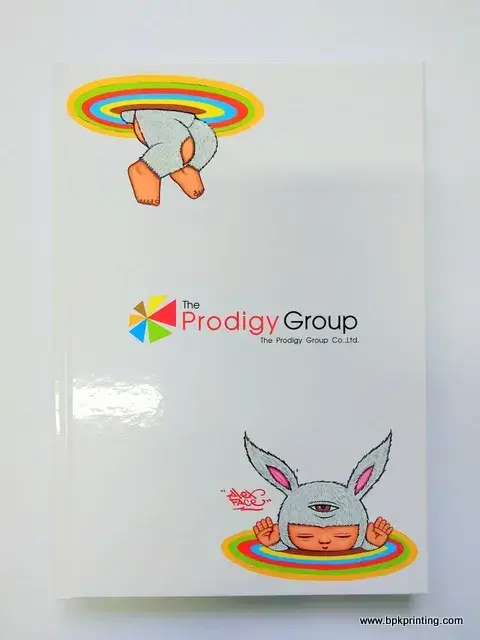 สมุดโน้ตออกแบบลายการ์ตูนสำหรับ The Prodigy Group ปกเคลือบเงาสวยงาม ใช้เทคนิคการพิมพ์คุณภาพสูงโดยโรงพิมพ์ BPK Printing เหมาะสำหรับงานของที่ระลึก ของแจกองค์กร หรือใช้ในกิจกรรมส่งเสริมแบรนด์