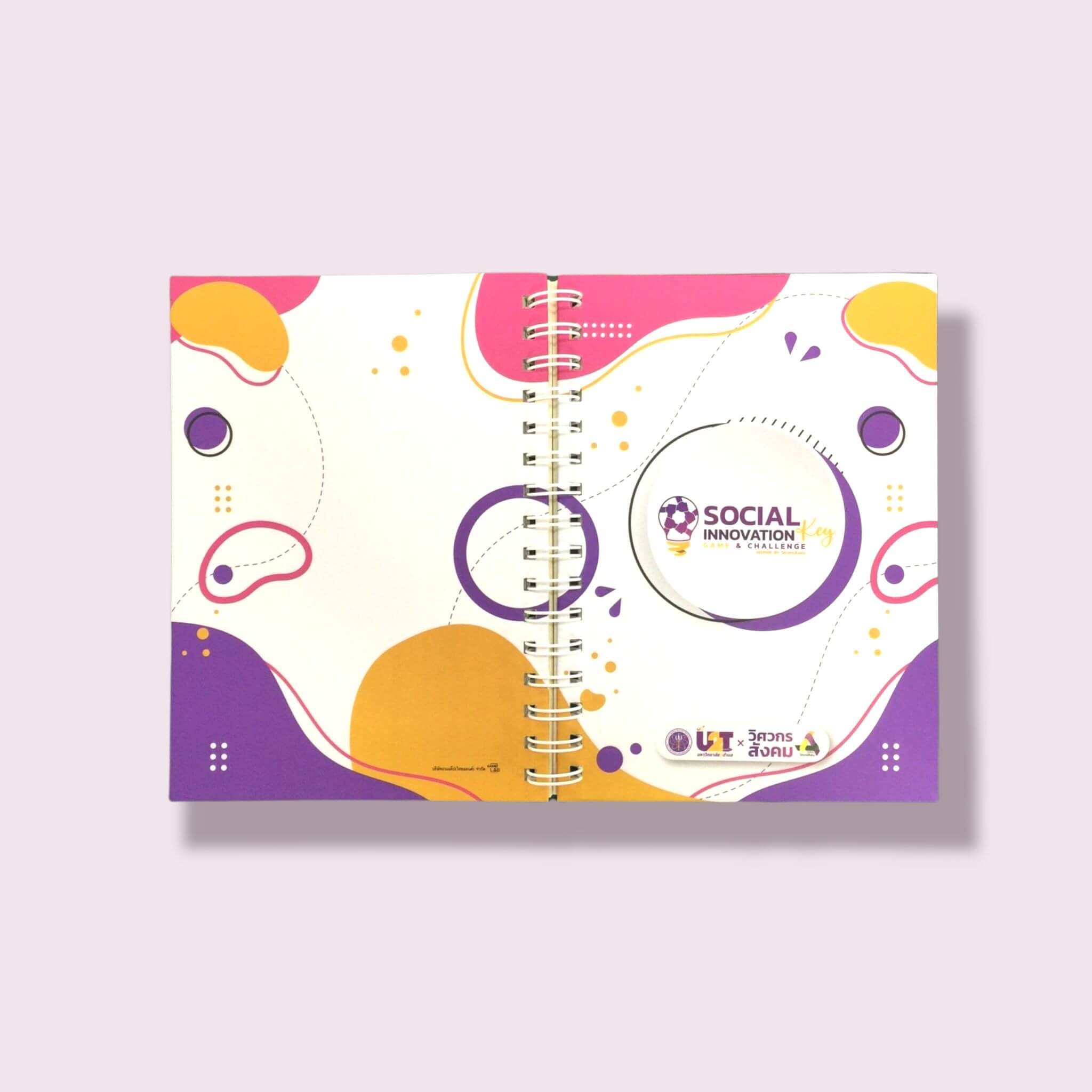 สมุดโน้ตออกแบบลายโครงการ SOCIAL INNOVATION KEY ปกพิมพ์สี่สีแบบเปิดกางเต็ม 2 หน้า เข้าเล่มกระดูกงู ขนาดพกพา ผลิตโดยโรงพิมพ์คุณภาพ บีพีเค พริ้นติ้ง รองรับงานสั่งทำตามแบบสำหรับองค์กร หน่วยงาน และกิจกรรมพิเศษ