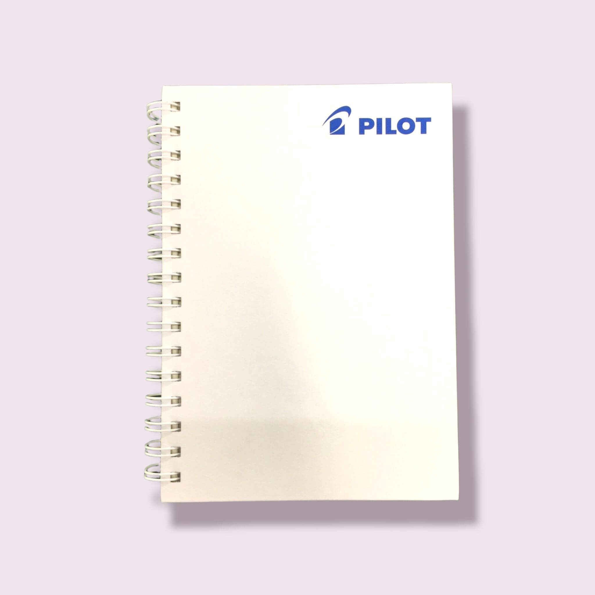 สมุดไดอารี่จั่วปัง ปกขาว มีโลโก้ pilotอยู่ขวาบน พิมพ์โดยโรงพิมพ์บีพีเค พริ้นติ้ง