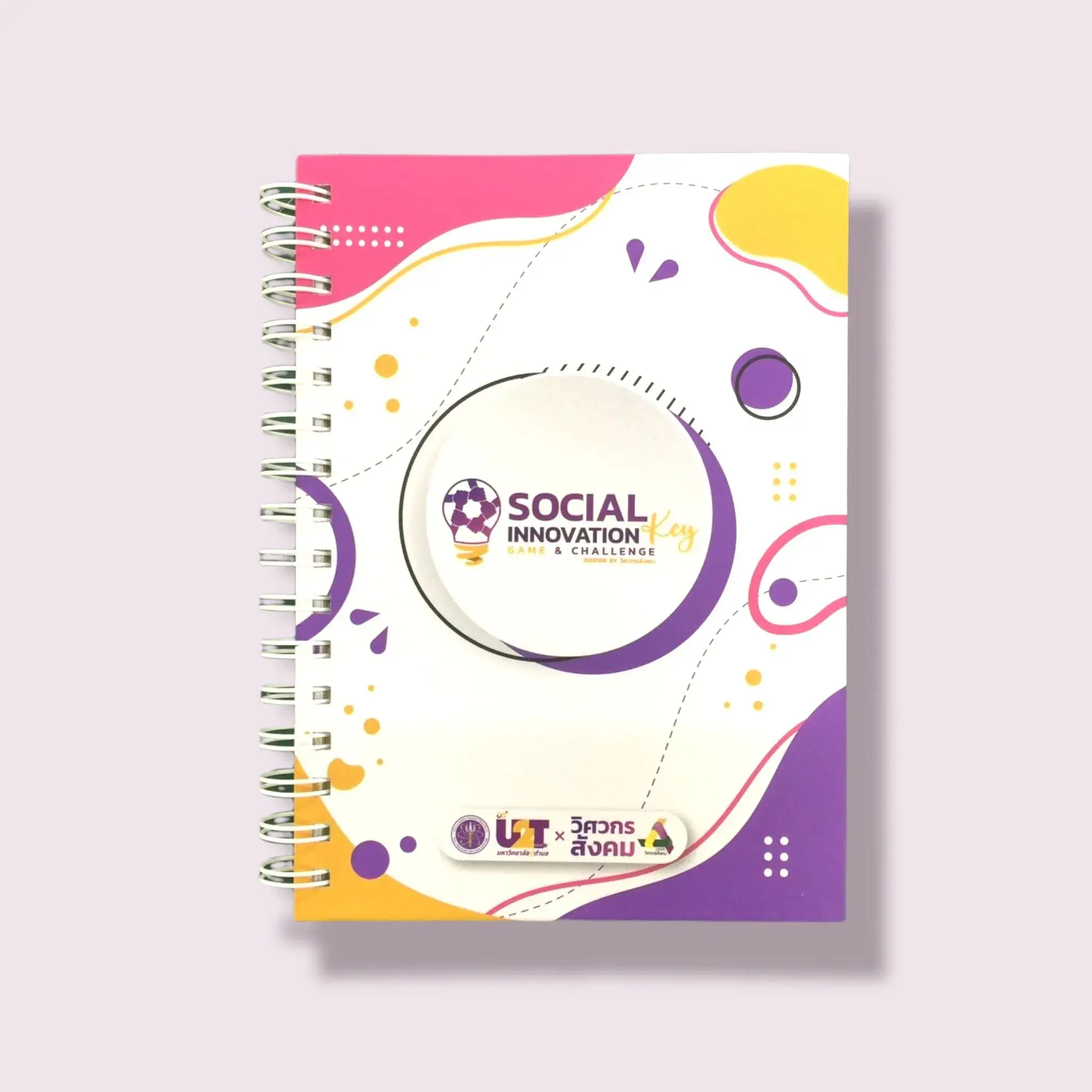 สมุดโน้ตปกพิมพ์ลายโครงการ SOCIAL INNOVATION KEY พิมพ์ระบบสีคุณภาพสูง เข้าเล่มแบบกระดูกงู สันขาว ขนาดพกพา เหมาะสำหรับกิจกรรมองค์กรหรือของที่ระลึก สั่งผลิตกับโรงพิมพ์มืออาชีพ บีพีเค พริ้นติ้ง