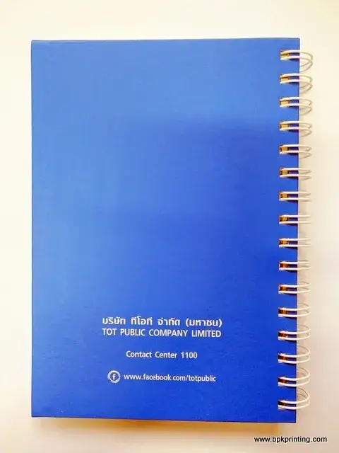  สมุดโน้ตปกหลังสีฟ้าเข้มของบริษัท ทีโอที จำกัด (มหาชน) พร้อมข้อมูลติดต่อและ Facebook พิมพ์ด้วยระบบคุณภาพสูงโดยโรงพิมพ์ BPK Printing รับผลิตสมุดโน้ตองค์กรแบบเข้าเล่มห่วงคุณภาพดี เหมาะสำหรับแจกในงานประชุมและกิจกรรมต่างๆ