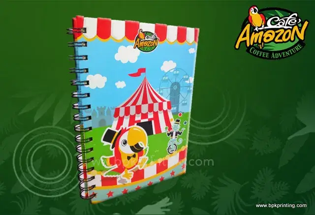 สมุดจดโน้ตพิมพ์ลาย Café Amazon ปกกระดาษแข็งเข้าเล่มแบบสันเกลียว พิมพ์ 4 สี พร้อมลวดลายป่าเขตร้อนและนกมาคอร์ ดูสดใสสะดุดตา เหมาะสำหรับแบรนด์เครื่องดื่มที่ต้องการของพรีเมียมคุณภาพ จากโรงพิมพ์ครบวงจร BPK Printing