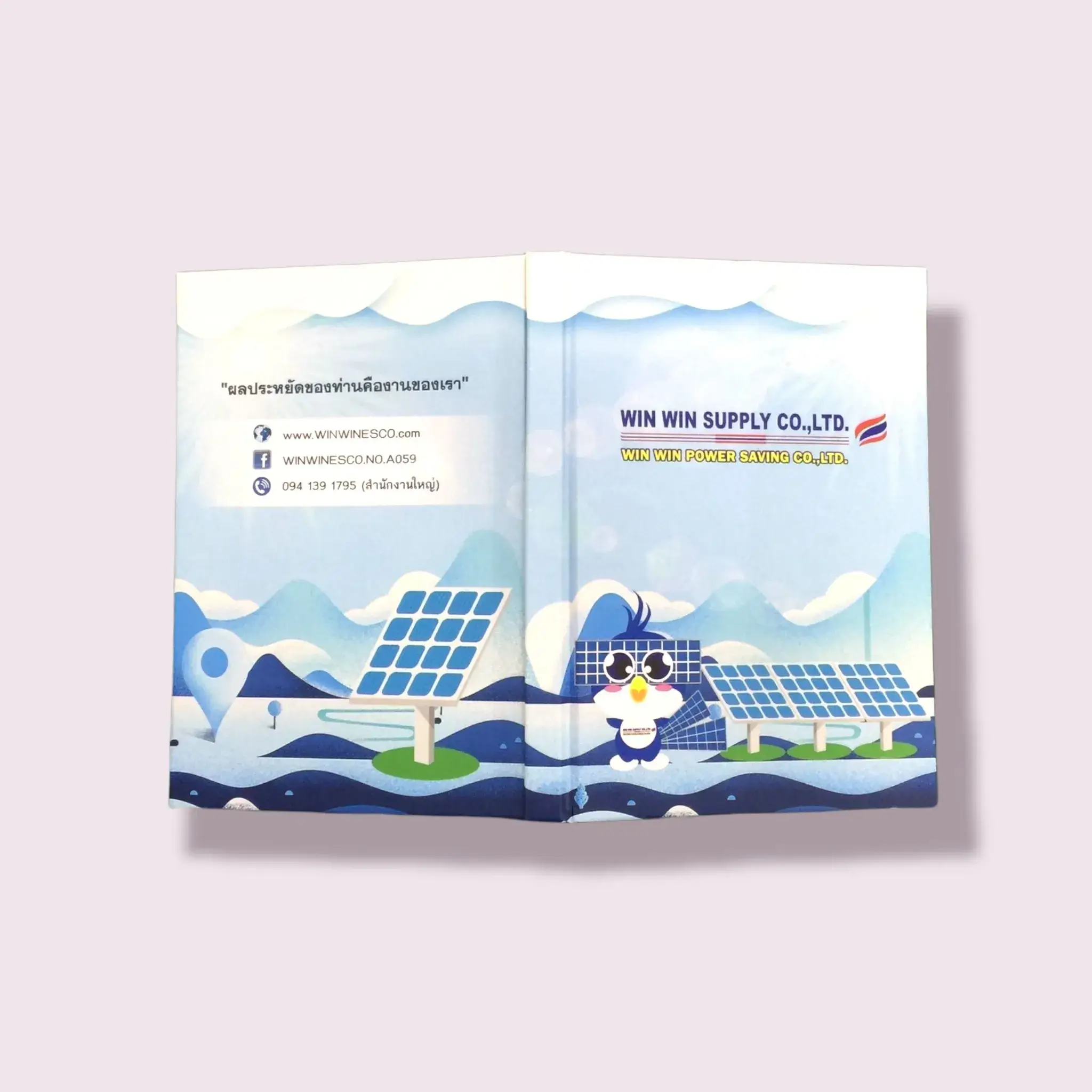 สมุดปกแข็งออกแบบลายพิเศษสำหรับบริษัท WIN WIN SUPPLY CO.,LTD. และ WIN WIN POWER SAVING CO.,LTD. โดดเด่นด้วยลายกราฟิกแผงโซลาร์เซลล์และมาสคอตนกเพนกวิน พื้นหลังโทนฟ้า พิมพ์ระบบออฟเซ็ตคุณภาพสูงโดยโรงพิมพ์มืออาชีพ รับผลิตสมุดโน้ตองค์กรแบบกำหนดเองทุกประเภท